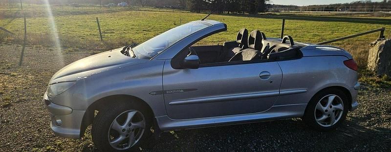 Grå Begagnad 2004 Peugeot 206 CC Cab | 25 000 kr (Marknadspris) - Bild 1/4