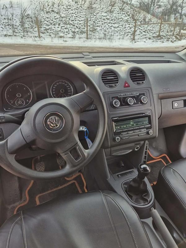 Begagnad VW Caddy 75 HK (55 kW) 2012 Orange Minibuss