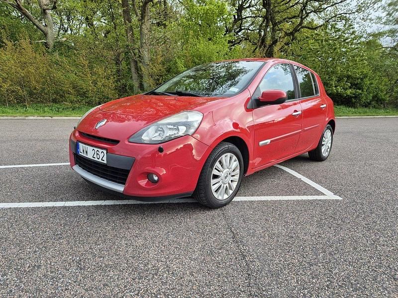 Röd Begagnad 2011 Renault Clio R.S. Halvkombi | 32 000 kr (Marknadspris) - Bild 1/3
