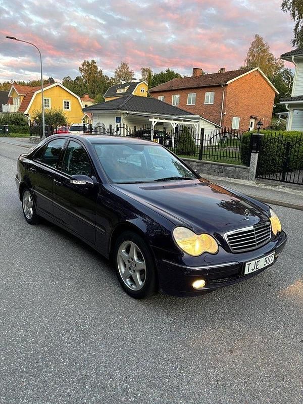 Blå Begagnad 2003 Mercedes C240 Avantgarde Sedan | 39 900 kr - Bild 1/4