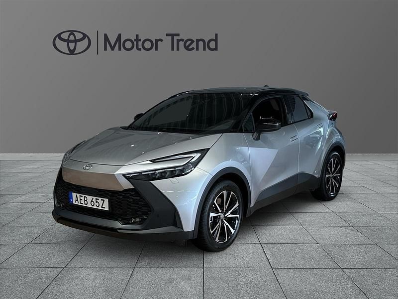 Silver Ny 2025 Toyota C-HR Style SUV | 429 900 kr (Marknadspris) - Bild 1/4