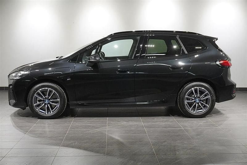 Begagnad BMW 230e Active Tourer Comfort Edition 150 HK (110 kW) 2024 Svart Minibuss