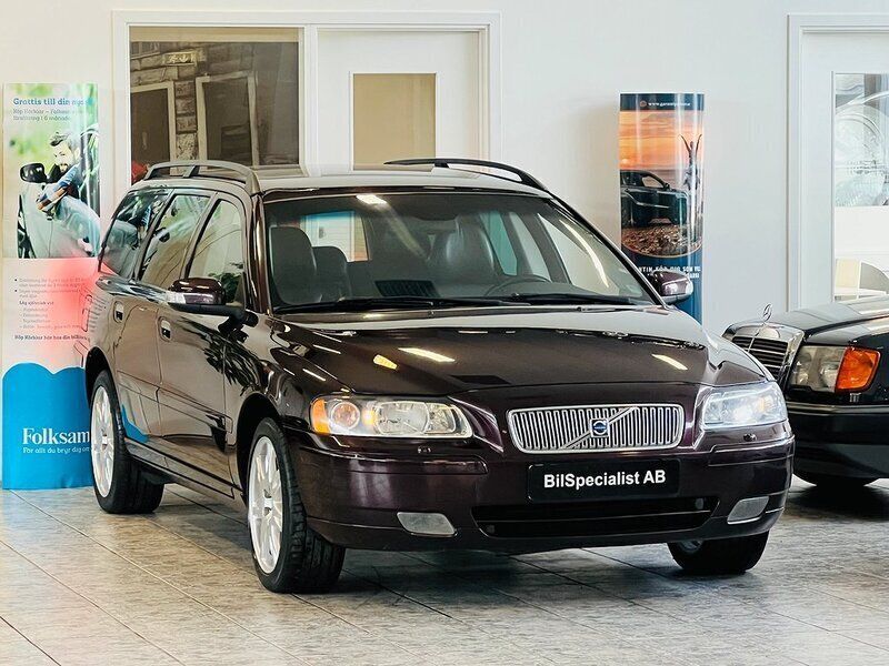 Mörkröd (röd) Begagnad 2007 Volvo V70 Momentum Kombi | 49 999 kr (Dyr) - Bild 1/4