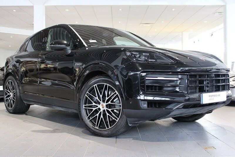 Svart (chromite black metallic) Begagnad 2024 Porsche Cayenne SUV | 1 245 000 kr (Superpris) - Bild 1/4