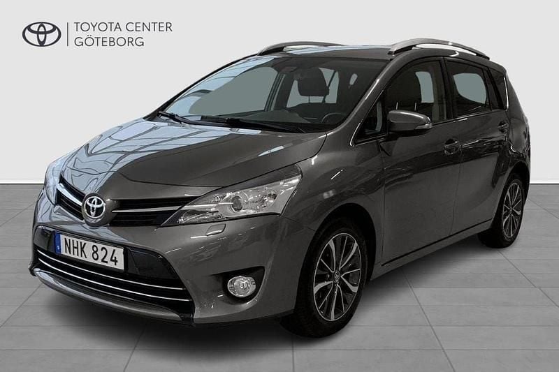 Mörkgrå (grå) Begagnad 2016 Toyota Verso Active Minibuss | 179 900 kr (Marknadspris) - Bild 1/4