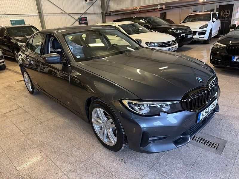Gråmetallic Begagnad 2020 BMW 330 Sport Line Sedan | 229 900 kr (Bra pris) - Bild 1/4