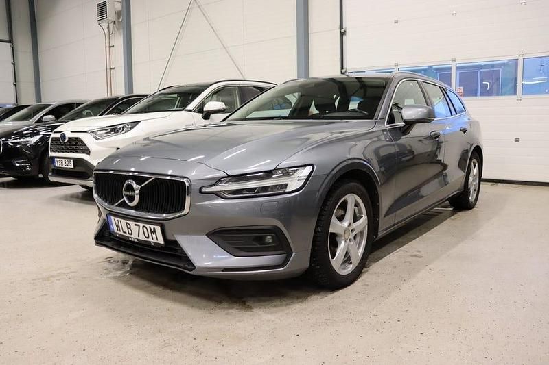 Grå Begagnad 2020 Volvo V60 Momentum Kombi | 244 900 kr (Marknadspris) - Bild 1/4