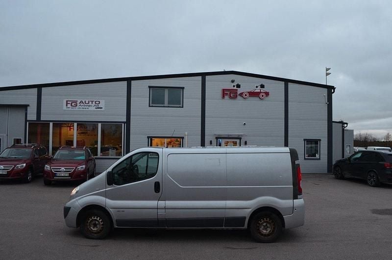 Silver Begagnad 2011 Nissan Primastar Minibuss | 73 000 kr (Lite dyr) - Bild 1/4