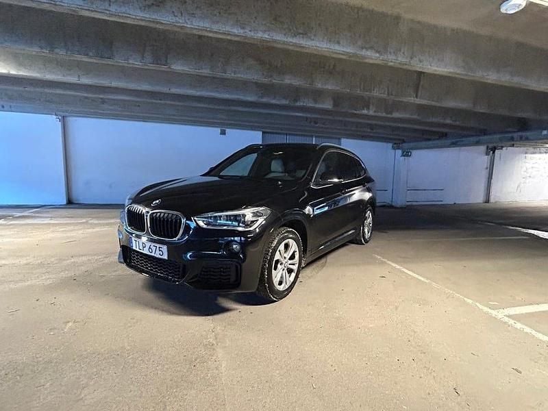 Sapphire black Begagnad 2017 BMW X1 M Sport SUV | 219 900 kr (Marknadspris) - Bild 1/4