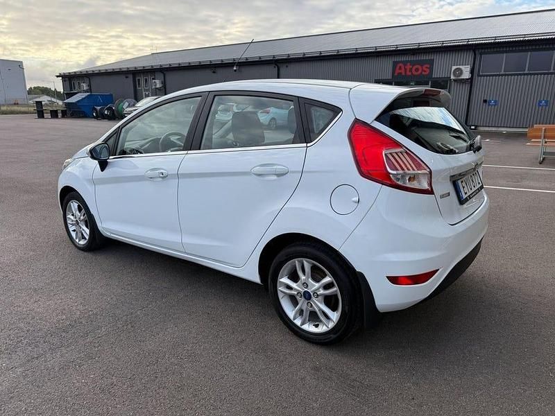 Begagnad Ford Fiesta 101 HK (74 kW) 2017 Vit Halvkombi