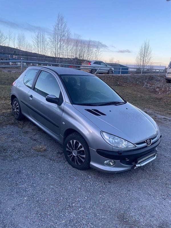 Begagnad 2003 Peugeot 206 Halvkombi | 12 000 kr (Marknadspris) - Bild 1/4