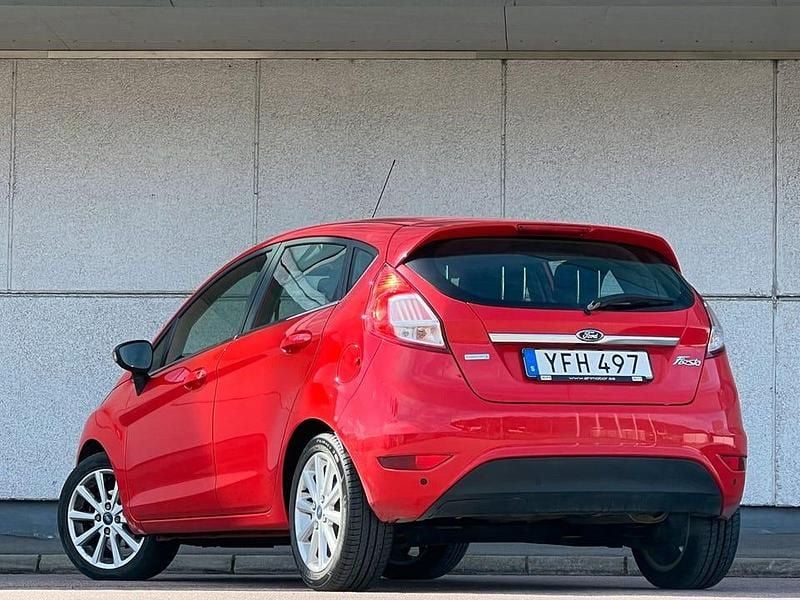 Begagnad Ford Fiesta 101 HK (74 kW) 2017 Röd Halvkombi