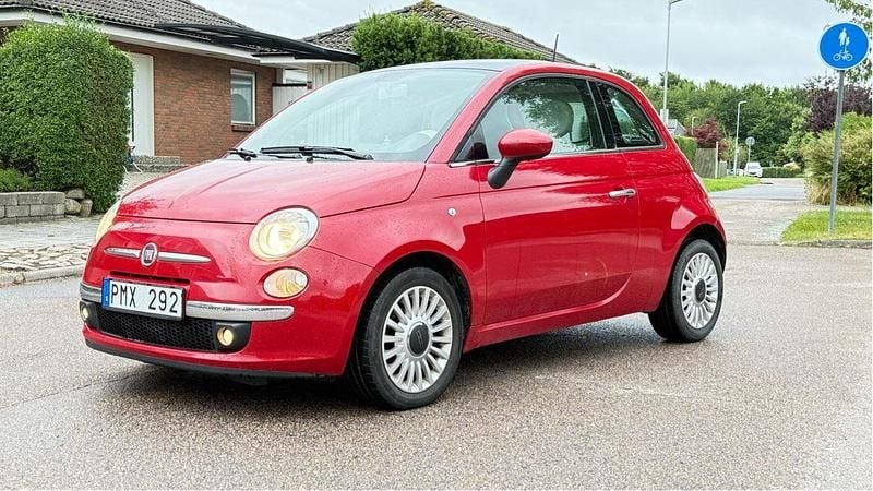 Röd Begagnad 2013 Fiat 500 Lounge Halvkombi | 69 000 kr (Marknadspris) - Bild 1/4