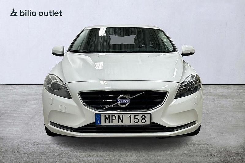 Begagnad Volvo V40 Momentum 190 HK (139 kW) 2014 Vit Kombi