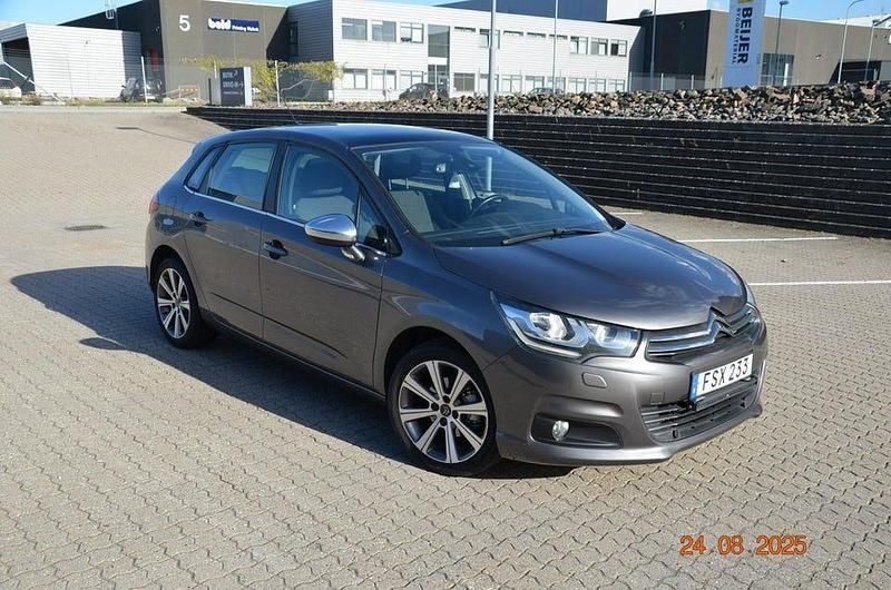 Grå Begagnad 2015 Citroën C4 Halvkombi | 78 000 kr (Marknadspris) - Bild 1/4