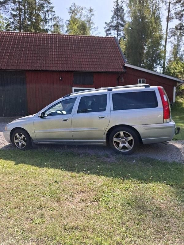 Grå Begagnad 2007 Volvo V70 Momentum Kombi | 38 000 kr (Lite dyr) - Bild 1/3