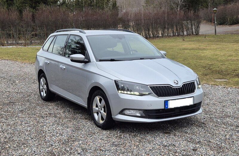 Silver Begagnad 2017 Skoda Fabia Style Kombi | 109 000 kr (Marknadspris) - Bild 1/4