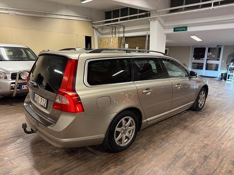 Begagnad Volvo V70 Momentum 146 HK (107 kW) 2009 Ljusbrun Kombi