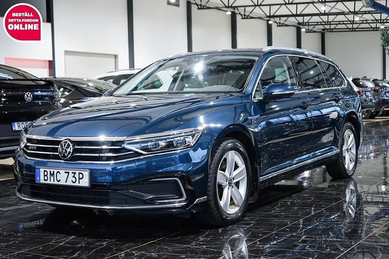 Blå Begagnad 2021 VW Passat Executive Kombi | 244 900 kr (Marknadspris) - Bild 1/4