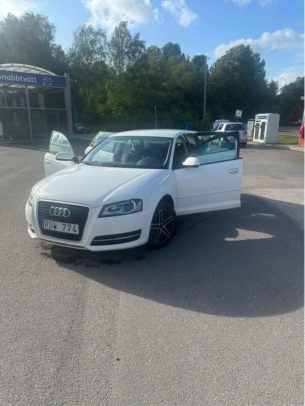 Vit Begagnad 2011 Audi A3 Sportback Attraction Halvkombi | 64 900 kr (Marknadspris) - Bild 1/4