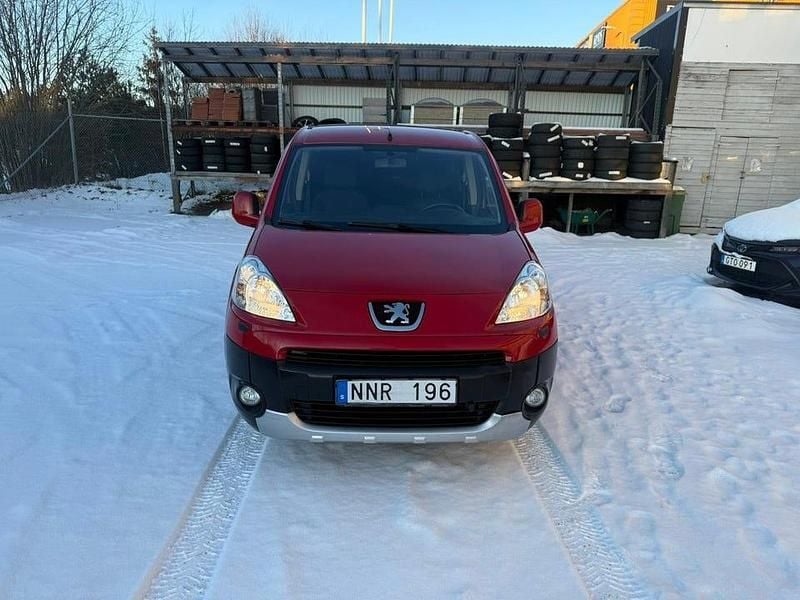 Röd Begagnad 2009 Peugeot Partner Tepee Minibuss | 49 900 kr (Marknadspris) - Bild 1/4