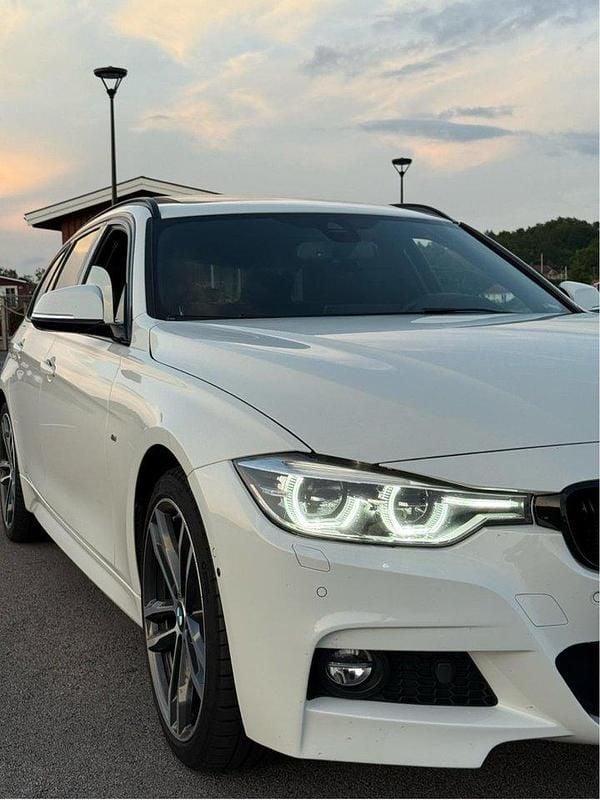Vit Begagnad 2019 BMW 320 M Sport Kombi | 260 000 kr (Marknadspris) - Bild 1/4