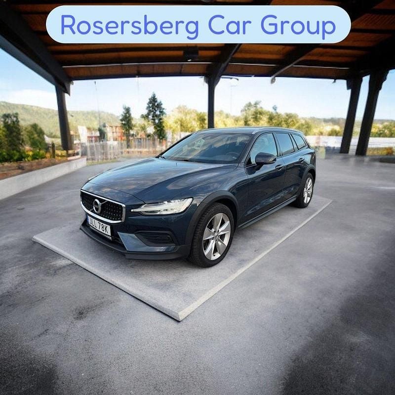 Mörkblå Begagnad 2022 Volvo V60 CC Momentum Kombi | 279 900 kr (Bra pris) - Bild 1/4