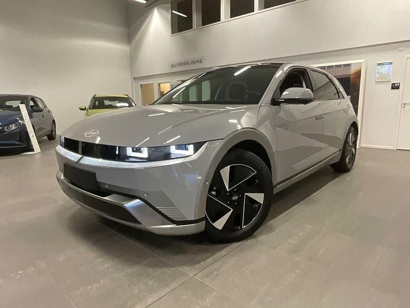 Cyber grey metallic Ny 2025 Hyundai Ioniq 5 Edition SUV | 609 900 kr (Marknadspris) - Bild 1/4