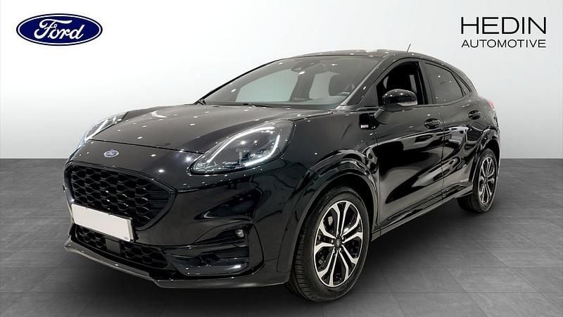 Svart (black) Begagnad 2022 Ford Puma ST-Line SUV | 211 940 kr (Marknadspris) - Bild 1/4
