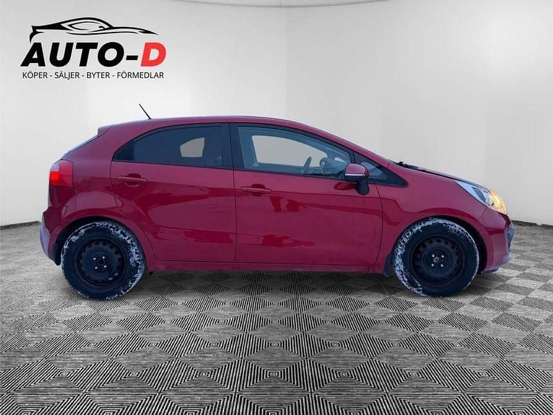 Begagnad Kia Rio 90 HK (66 kW) 2012 Röd Halvkombi