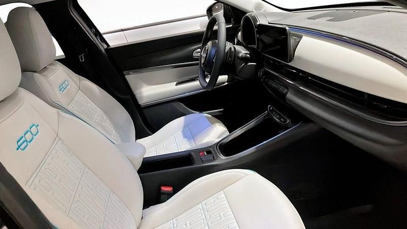 Begagnad Fiat 600 La Prima 136 HK (100 kW) 2025 Svart SUV