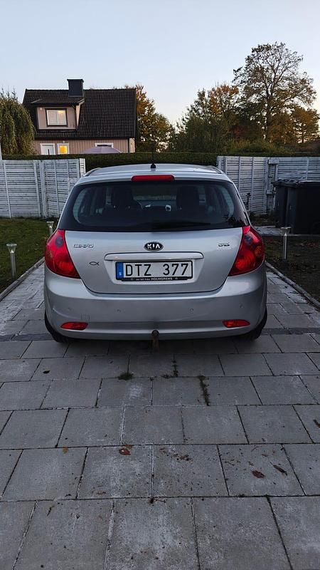 Grå Begagnad 2008 Kia Ceed Halvkombi | 49 900 kr (Marknadspris) - Bild 1/4