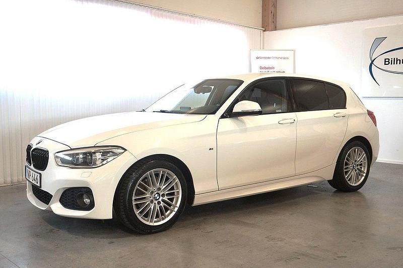 Vit Begagnad 2017 BMW 118 M Sport Halvkombi | 174 000 kr (Marknadspris) - Bild 1/4