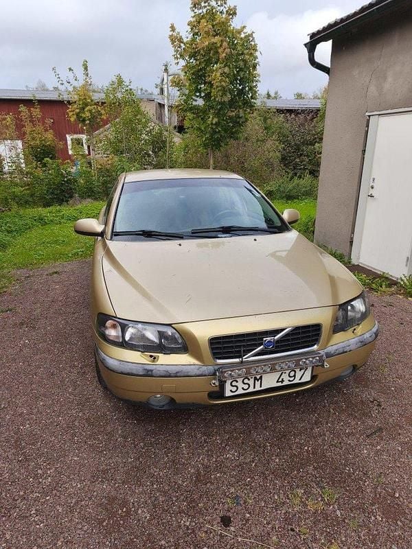 Gul Begagnad 2001 Volvo S60 Sedan | 17 000 kr (Marknadspris) - Bild 1/3