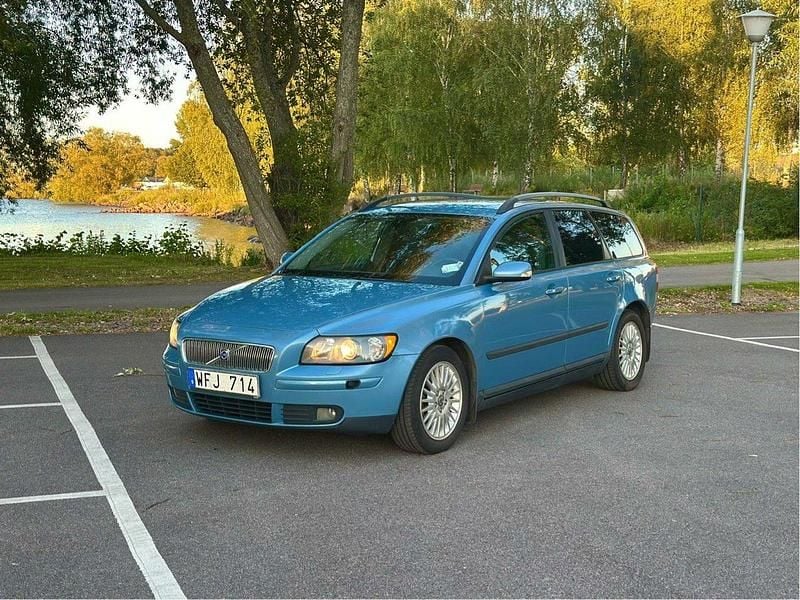 Blå Begagnad 2005 Volvo V50 Kinetic Kombi | 25 000 kr (Marknadspris) - Bild 1/4
