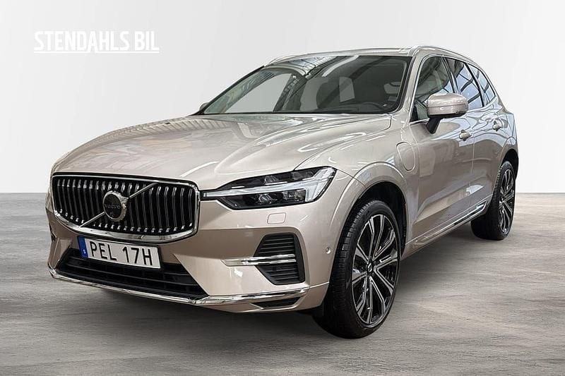 Ljusgrå (grå) Begagnad 2025 Volvo XC60 Plus SUV | 579 000 kr (Marknadspris) - Bild 1/4