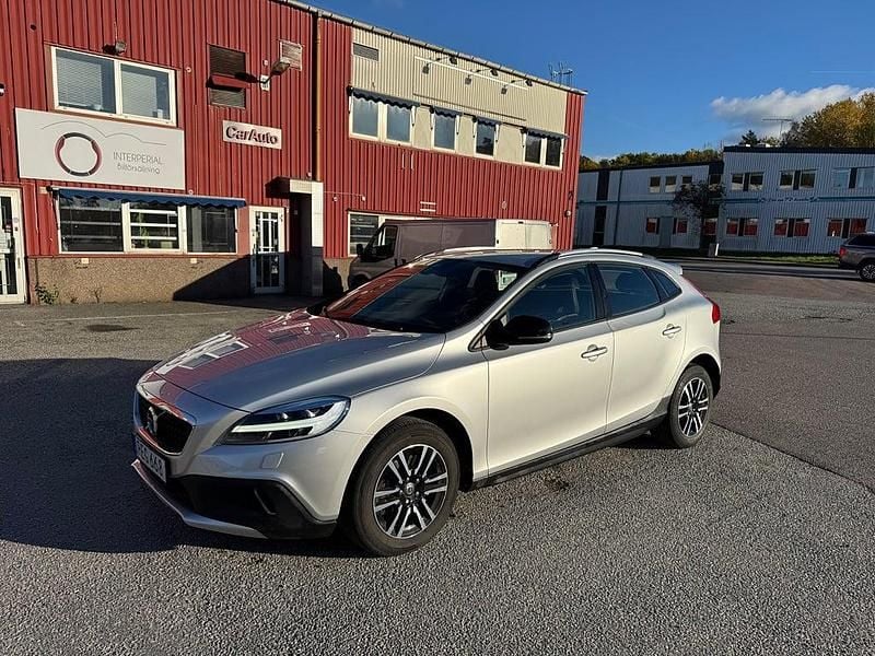 Silver Begagnad 2018 Volvo V40 Momentum Halvkombi | 169 900 kr (Bra pris) - Bild 1/4
