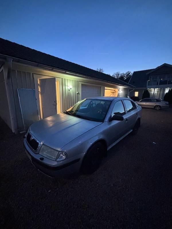 Grön Begagnad 2001 Skoda Octavia Tour Halvkombi | 20 000 kr (Marknadspris) - Bild 1/4