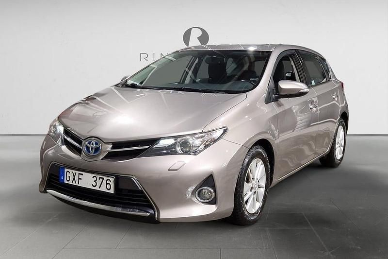 Brun Begagnad 2013 Toyota Auris Hybrid Active Halvkombi | 119 900 kr (Marknadspris) - Bild 1/3