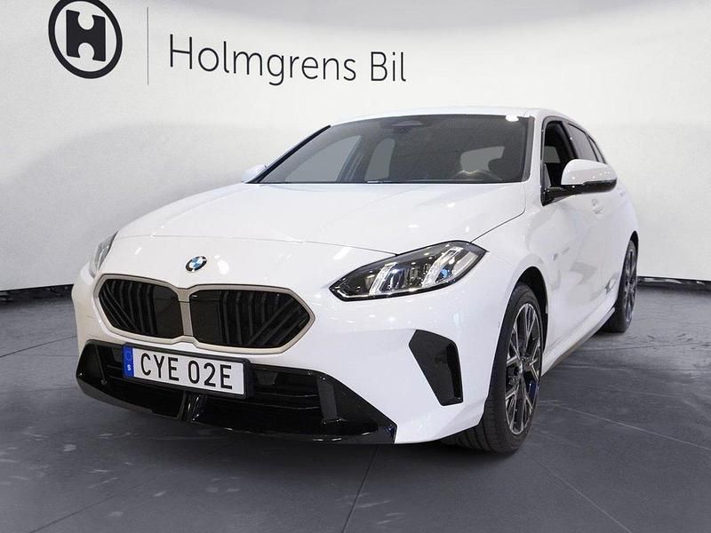 Vit Begagnad 2025 BMW 120 M Sport Halvkombi | 384 900 kr - Bild 1/4