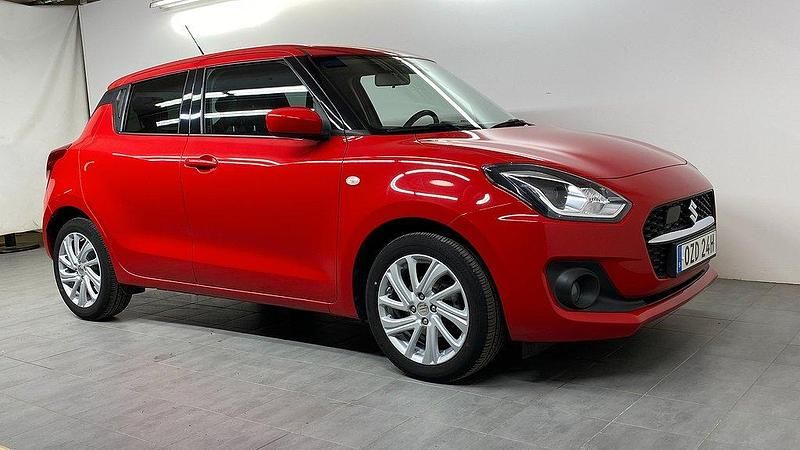 Begagnad Suzuki Swift 83 HK (61 kW) 2022 Röd Halvkombi