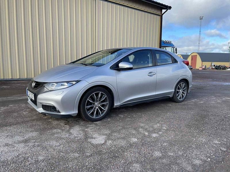 Silver Begagnad 2012 Honda Civic Sport Halvkombi | 67 900 kr (Marknadspris) - Bild 1/4