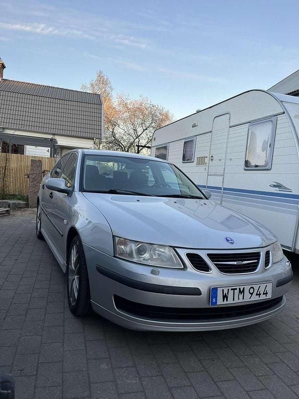 Silver Begagnad 2005 Saab 9-3 Linear Sedan | 18 500 kr (Bra pris) - Bild 1/2