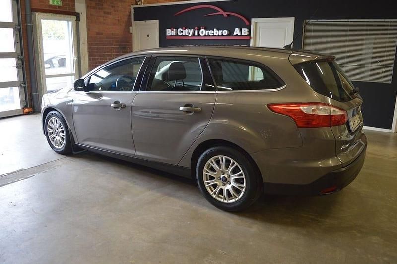 Begagnad Ford Focus Titanium 126 HK (92 kW) 2012 Brun Kombi