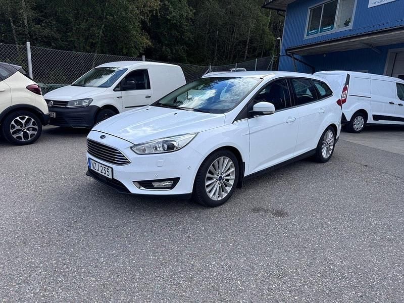Vit Begagnad 2016 Ford Focus Titanium X Kombi | 89 900 kr (Marknadspris) - Bild 1/4