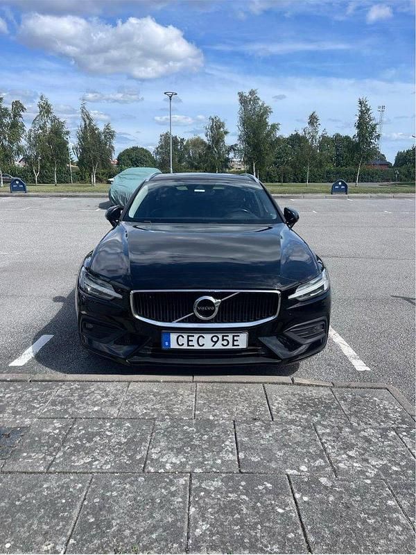 Svart Begagnad 2020 Volvo V60 Momentum Kombi | 235 000 kr (Marknadspris) - Bild 1/4