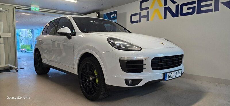 Vit Begagnad 2015 Porsche Cayenne S E-Hybrid SUV | 379 900 kr (Marknadspris) - Bild 1/4