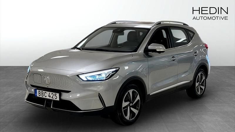 Grå (grey) Begagnad 2022 MG ZS Luxury Sedan | 234 900 kr (Superpris) - Bild 1/4