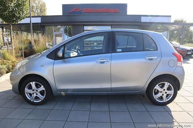 Grå Begagnad 2010 Toyota Yaris Halvkombi | 64 900 kr (Marknadspris) - Bild 1/4