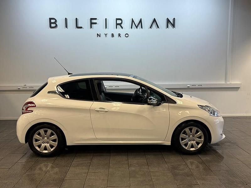 Vit Begagnad 2012 Peugeot 208 Halvkombi | 59 900 kr (Marknadspris) - Bild 1/4